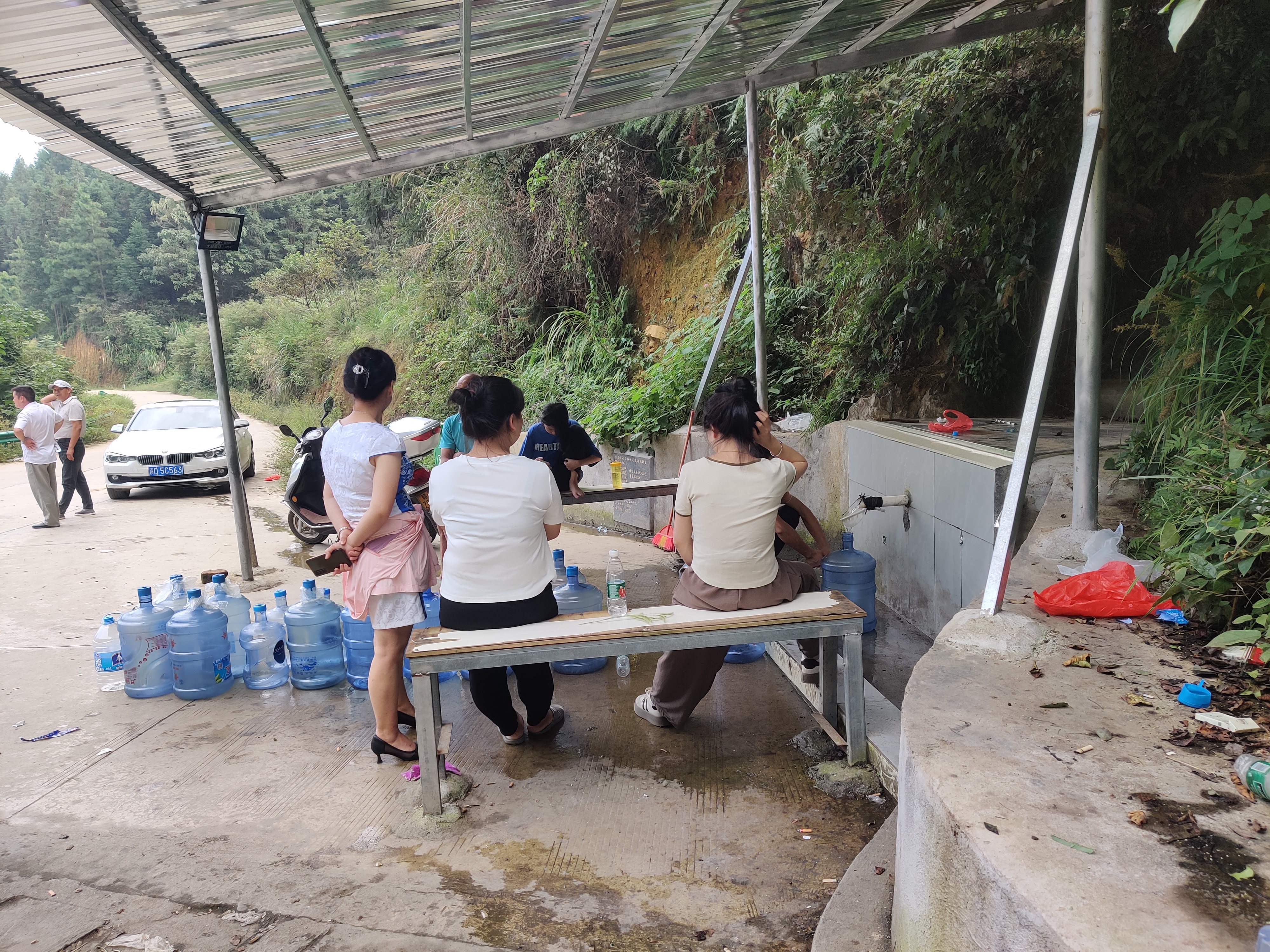 排队打水的人 排队打水的人